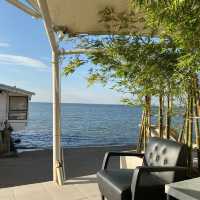 PRAVE CAFE – คาเฟ่ริมทะเลสุดชิลล์ วิวหลักล้าน