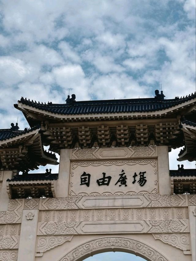 🌸 Tranquility in the Heart of Taipei – Longshan Temple Magic