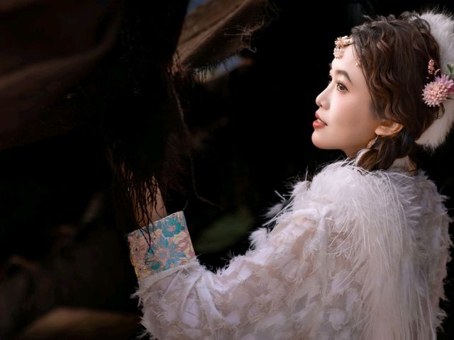 Timeless Beauty in Lijiang: A Tibetan Costume Photoshoot Amidst the Grasslands