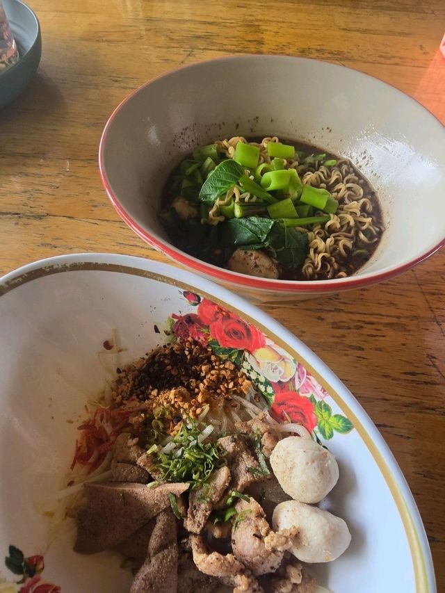 ก๋วยเตี๋ยวเรือ โรงสี ร้านเล็กๆ ริมแม่น้ำเจ้าพระยา