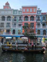 【Gondola Water Taxi】沿岸有瑰麗色彩之排屋可供欣賞！