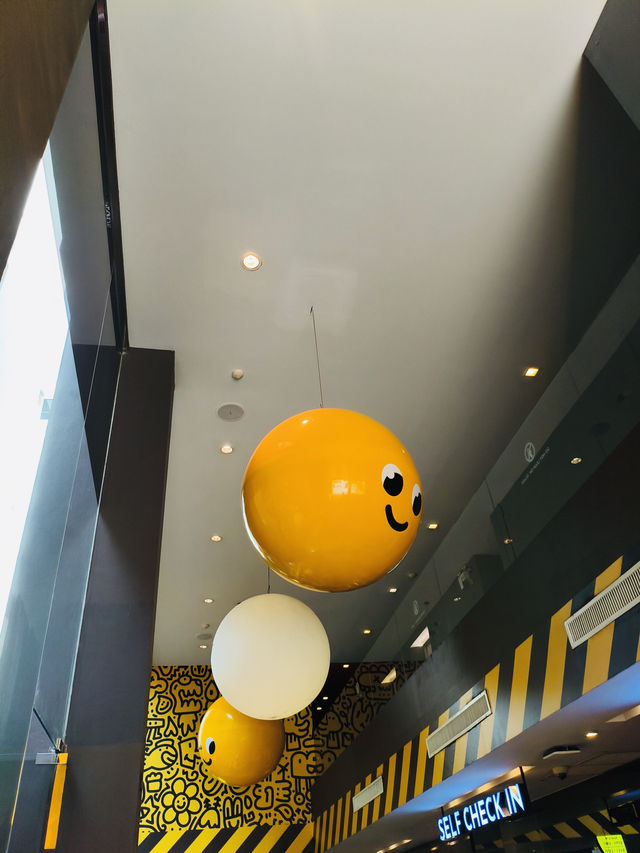 泰國芭達雅| 這間泰國設計旅店 一進門就被黃色療癒 連走廊都好好拍