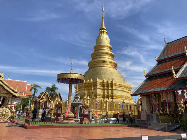 กราบไหว้พระธาตุขอพร “วัดพระธาตุหริภุญชัย”
