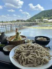 嵐山を眺めて食べる極上の蕎麦