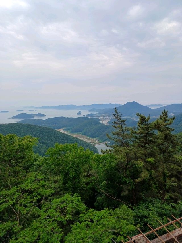 산길 따라 이어지는 아이의 작은 탐험