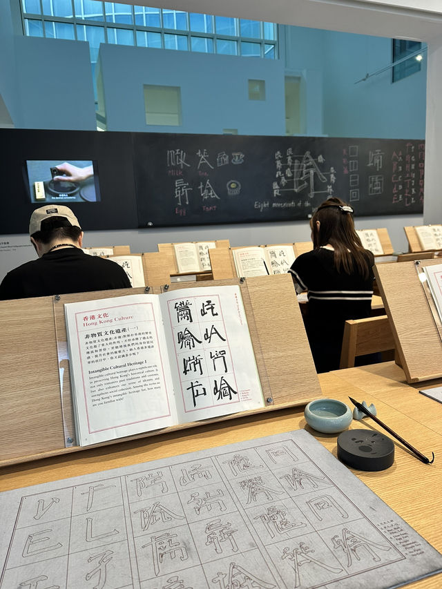 免費入場✨ 徐冰在香港:英文方塊字書法特展必玩互動✍️ 免費入場✨ 徐冰在香港:英文方塊字書法特展必玩互動✍️