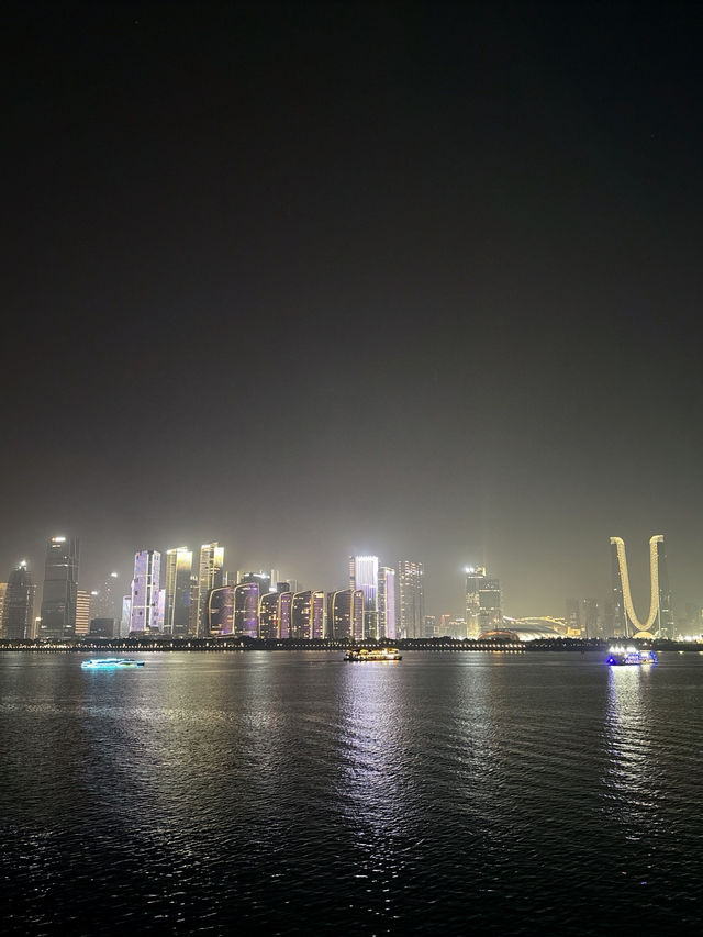 เดินเล่นชมแสงไฟริม Qiantang River