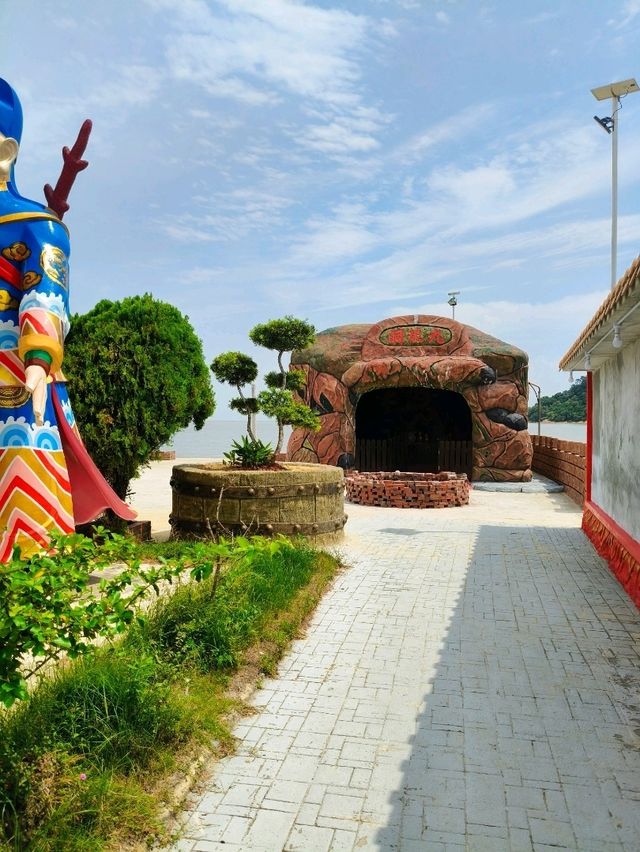 Where Gods and Giant Fish Coexist: A Must-Visit in Segenting