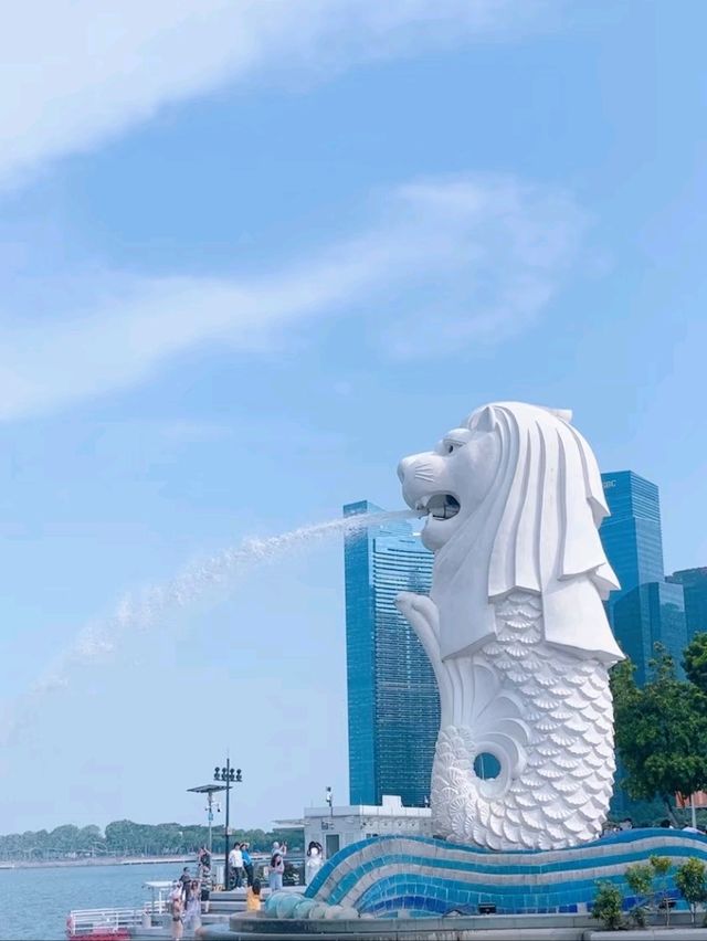 🦁📸 “Where the Lion Roars and the City Shines!” – Merlion Park