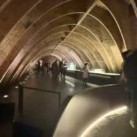 【スペイン/バルセロナ】波打つ壁が描き出す   ガウディ建築の極み「カサ・ミラ」
