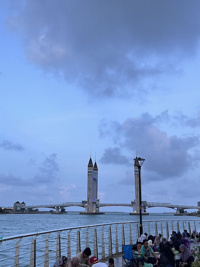 🏛️ Terengganu’s Royal Walk: Palaces, Bridges & Temples by the Sea 🕌🌉🏮