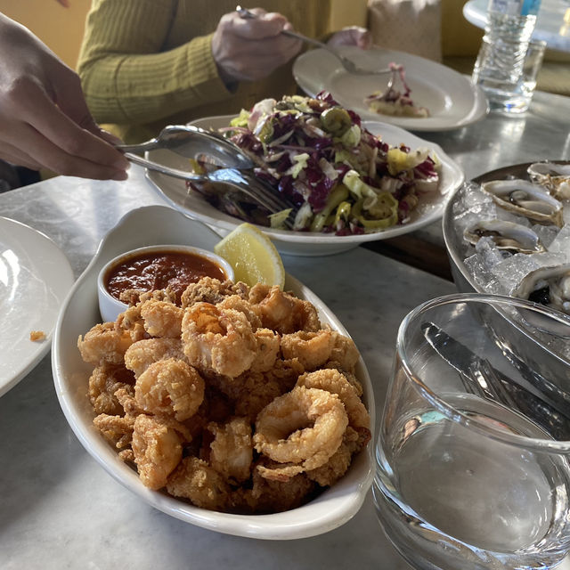 藍牆黃傘的午後時光，在 The Georgian Hotel 的 Sirena 小歇一餐