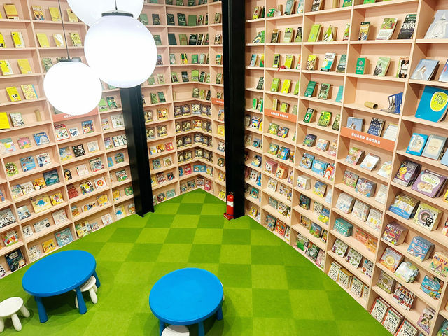 空に一番近い本の楽園 — ガーデンズの屋上ブックエデン