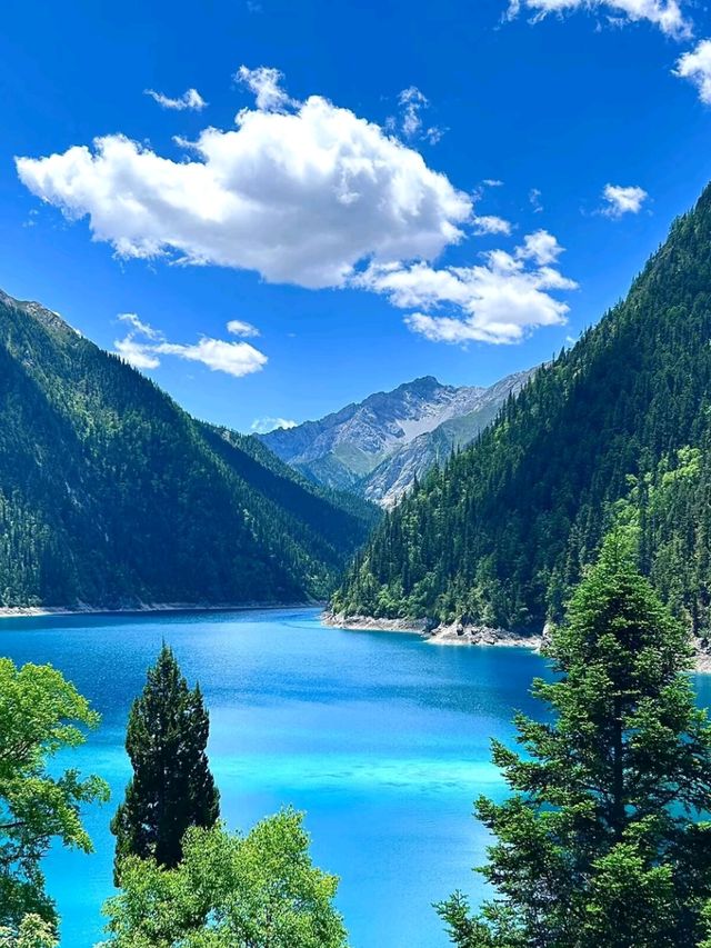 The Enchanted Valley: Exploring the Beauty of Jiuzhaigou