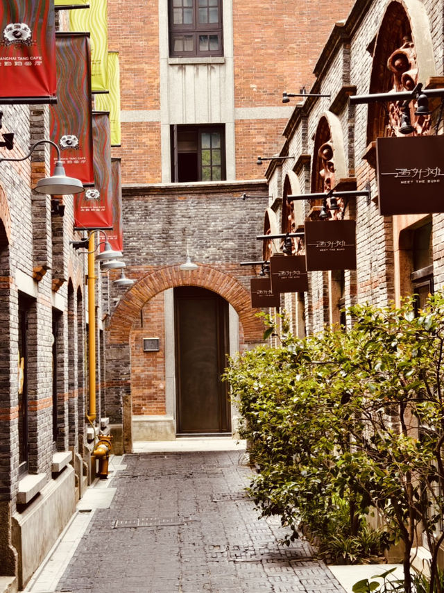 A Culinary Hotspot with Global Flavors and Charming Ambiance