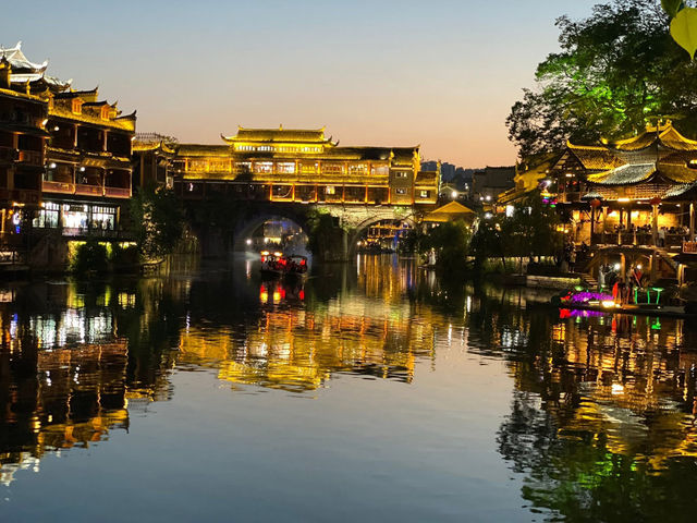 “ล่องเรือกลางคืน ชมเมืองเก่าพันปี” 