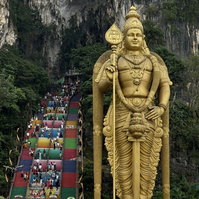⛰️ クアラルンプールの超人気スポット! ここは「バトゥ洞窟(Batu Caves)」✨ ⛰️ クアラルンプールの超人気スポット! ここは「バトゥ洞窟(Batu Caves)」✨