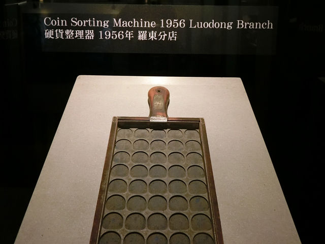 什麼?怎麼會是到銀行看古生物? 什麼?怎麼會是到銀行看古生物?
