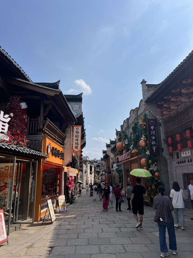 🇨🇳 A Pause in Wuyuan — Where Tradition Flows with the River  Tucked between misty mountains and en