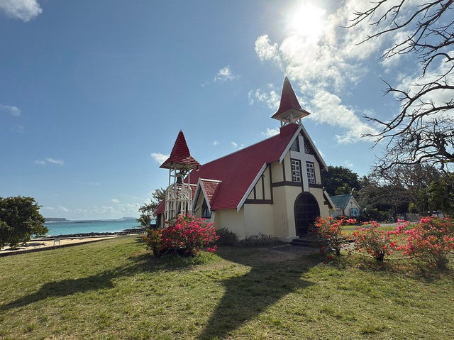 Notre Dame Auxiliatrice - Bright colors and a picturesque view of Mauritius 