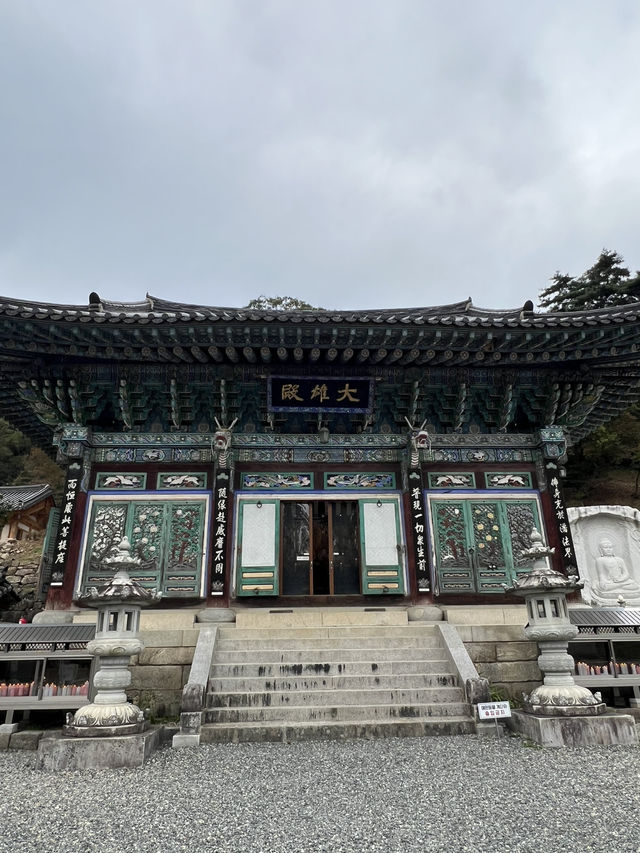 용문사 대웅전과 사천왕상