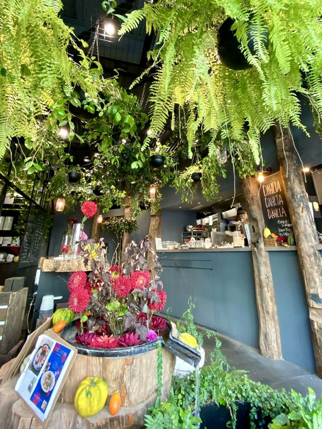 A Floral Café Oasis in the Heart of Omotesando 🌿🌸 A Floral Café Oasis in the Heart of Omotesando 🌿🌸