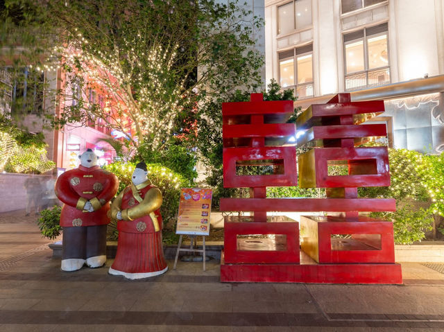 A Tapestry of Light: The Dazzling Soul of Lee Tung Avenue 