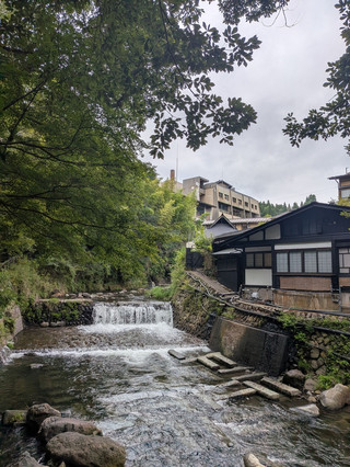 Stroll through the hot spring town in a yukata! A budget-friendly inn in Kurokawa Onsen ♨️