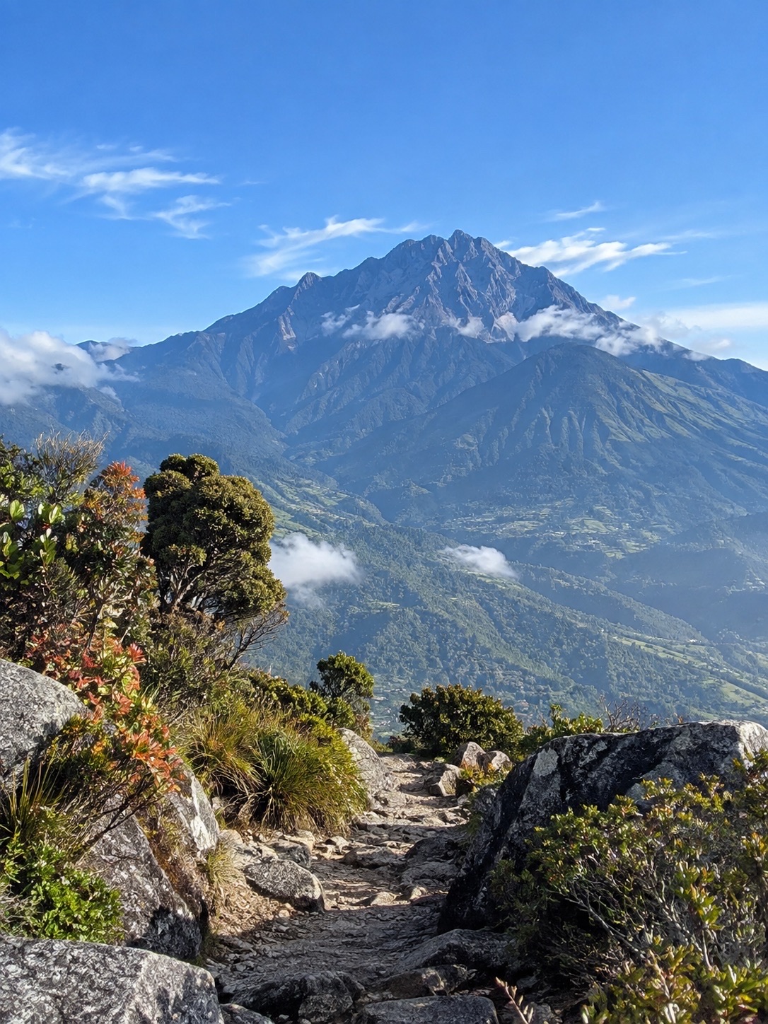 키나발루 산 (Mount Kinabalu) — 말레이시아 사바주。