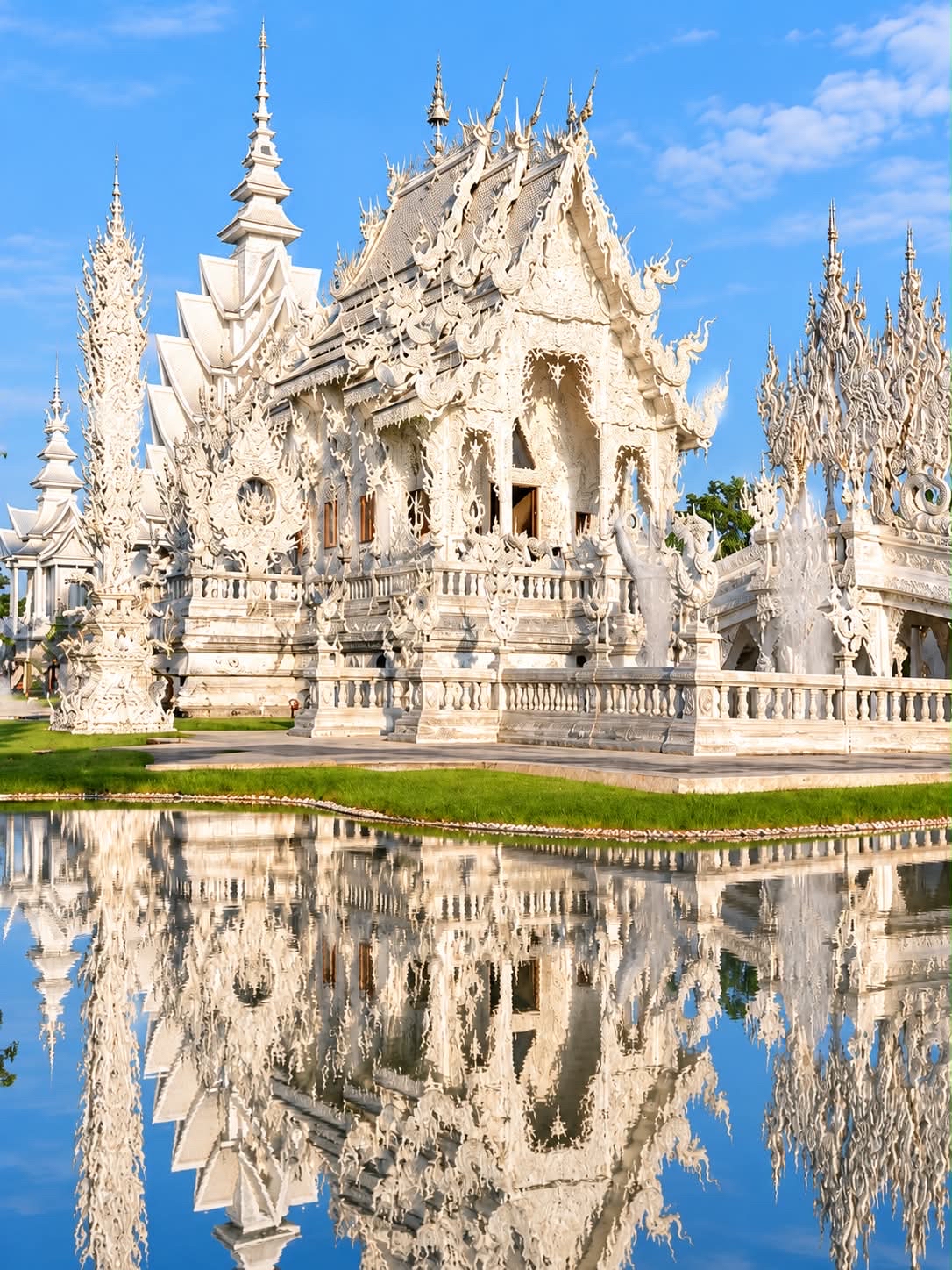 🤍✨ Wat Rong Khun, Chiang Rai | An exquisitely beautiful white temple, like something out of a fairytale. 🛕🌿