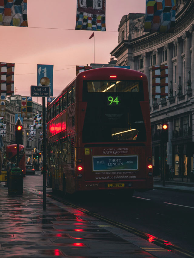 Tower Hill to Trafalgar Square: Vintage Bus Ride