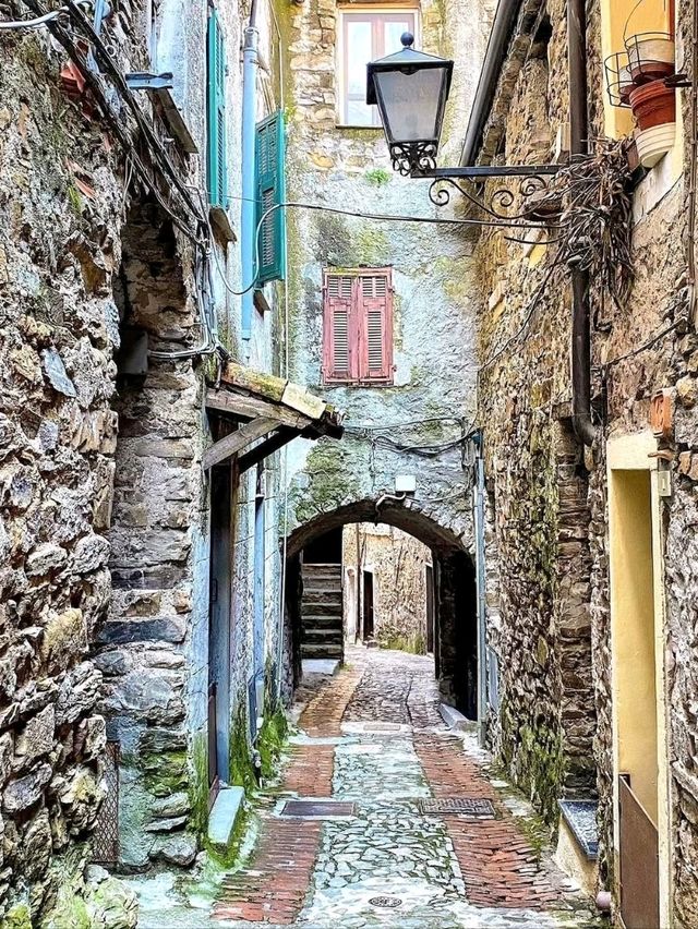  The Painted Silence of Apricale – Italy’s Timeless Hill Village