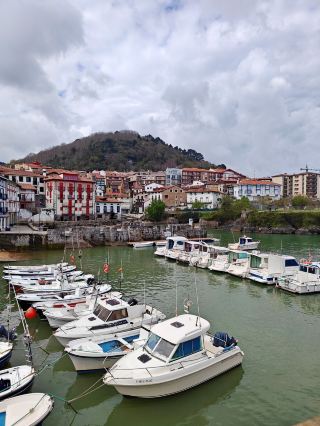 Mundaka: Surf, Scottish Princesses & Coastal Charms 🌊🍋👑