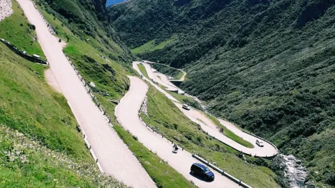 史詩級摩托車公路之旅:在瑞士阿爾卑斯山脈騎行920公里 — traveler post in 錫永