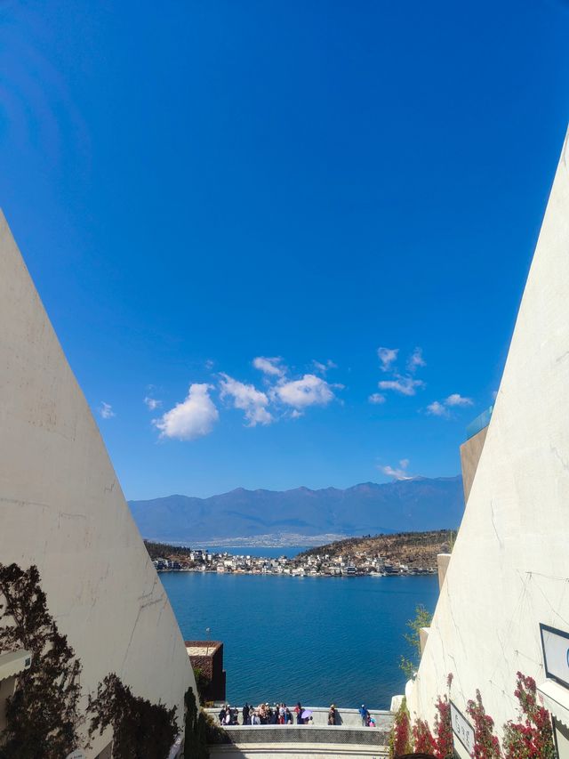 The Erhai Lake with the same color as the sky and sea.