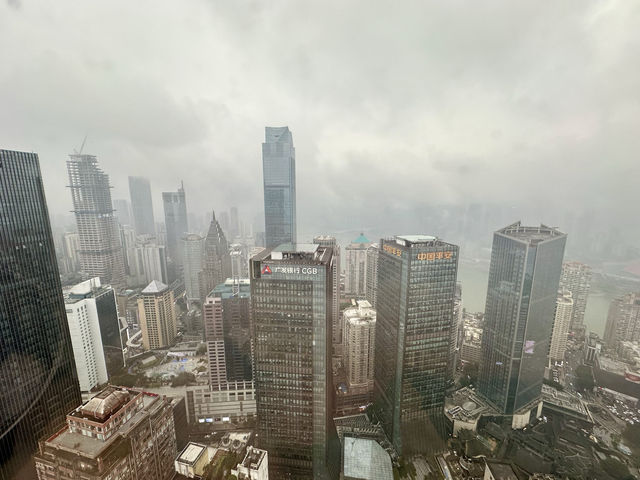 「重慶來住·千尋空中酒店」：山城景點步行街旁，享受高空城市日夜景色