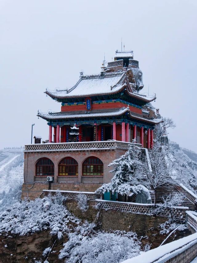 隨著冬日的腳步悄然而至，神木二郎山也迎來了一年一度的銀裝素裹，這座歷史悠久的“西山”在雪的裝點下更顯莊嚴與寧靜