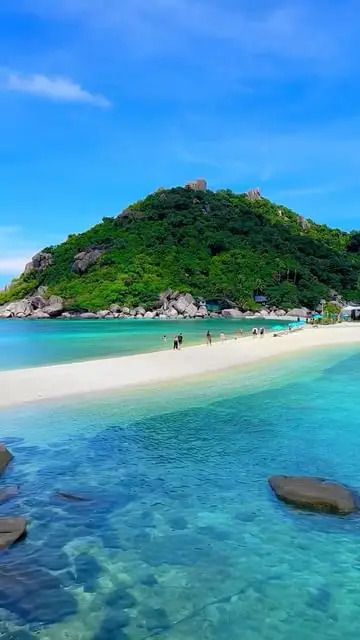 Island Symphony: Discover Koh Nang Yuan, Where Nature's Artistry Unfolds on a Heavenly Sandbar Between Tropical Isles! 🇹🇭🏝️