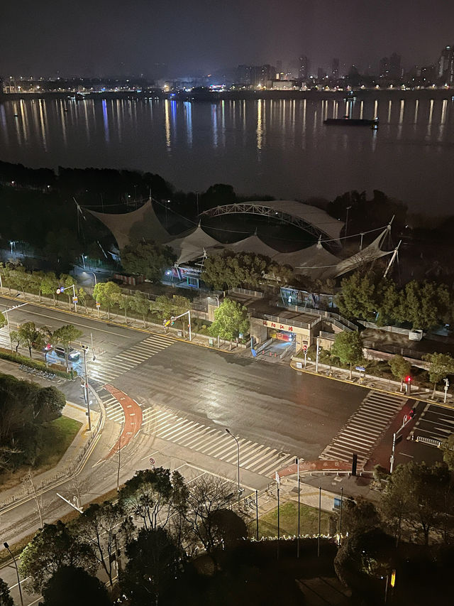 在武漢希爾頓，與鸚鵡洲大橋一起吃早餐