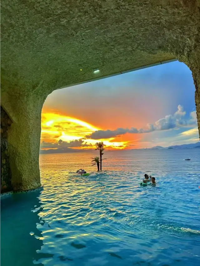 無法拒絕…無邊際洞穴泳池！