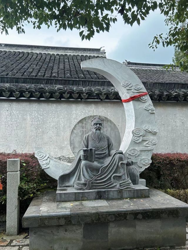 枫泾古鎮（上海金山）枫泾古鎮，位於上海西南，隸屬於上海市金山區，地處滬浙五區（縣）十鎮（鄉）交界。