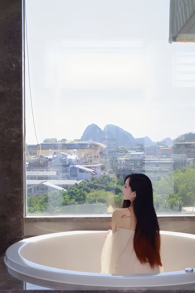 桂林你也太浪漫了，開窗即是山景。