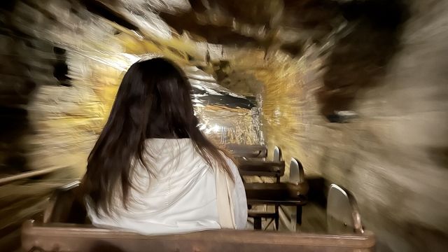 黑金城 乘坐礦車下金礦。
