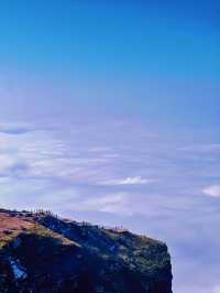 昭通有個奇特嘅地方，山巒景色秀麗，雲霞互相依偎