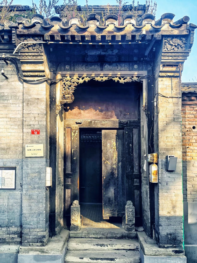 北京長巷二條12號院：門樓彩繪與歷史光影的交織