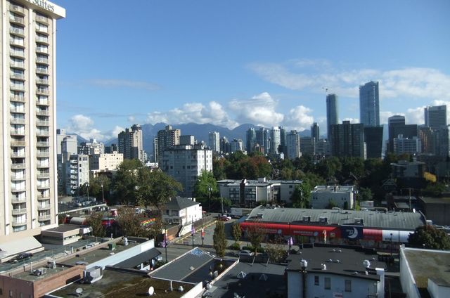 被溫哥華的美景吸引，這次終於下定決心入住日落套房酒店。酒店位於溫哥華市中心的Burnaby Street，周邊不僅有便捷的公共交通，超市、商店也是應有盡有。🌆溫哥華迷人地帶的日落套房酒店