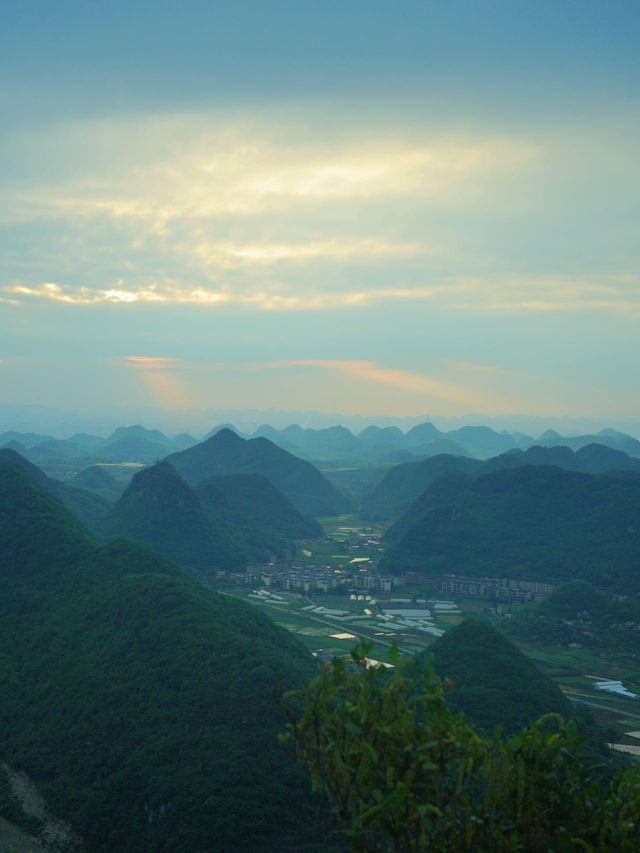 闖入貴州安順萬峰頂峰林之巔睇一場日落