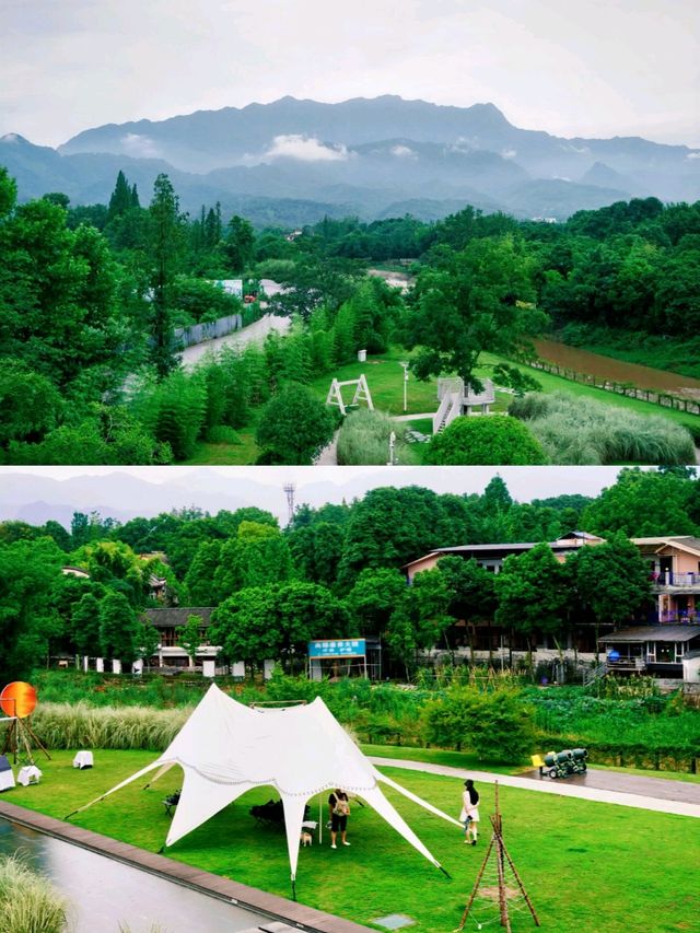 Rain-soaked at Qingcheng? No—kids blissed out in a hot spring, watching mountain mist.