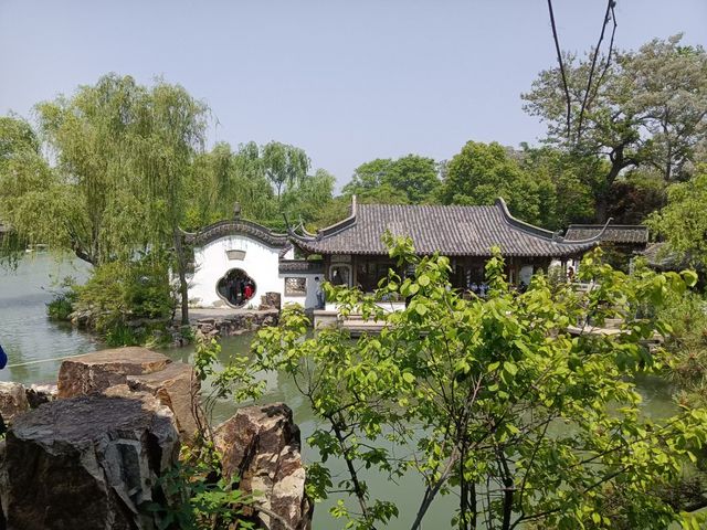 ## 隱於市井的煙火：揚州三日漫遊指南  揚州不是用來"打卡"的。這座被大運河滋養千年的城市，最適合