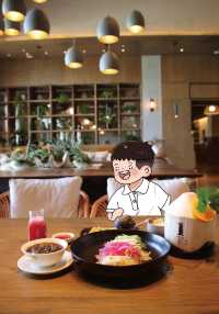 海棠灣嘅陽光壹酒店，簡直係宮崎駿漫畫入面嘅夏天照入現實！藍天白雲、熱帶植物環繞，連呼吸都係度假嘅味道~